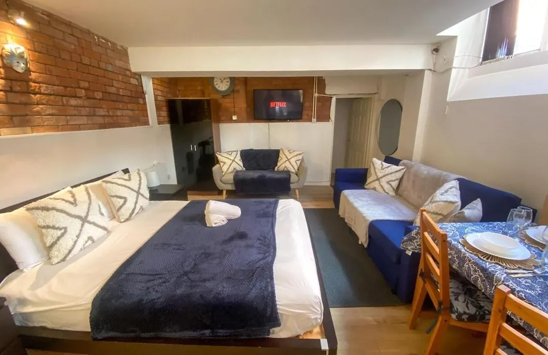 City Centre Beautiful & Cosy Studio Apartment-1