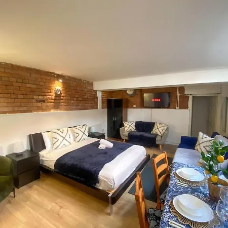 City Centre Beautiful & Cosy Studio Apartment-3